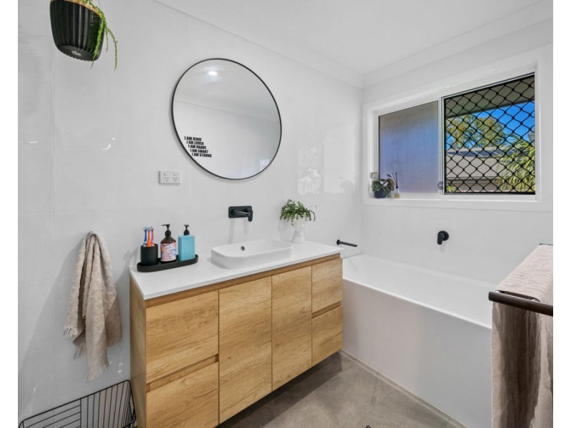 9 Windsor Court, Deebing Heights QLD 4306
