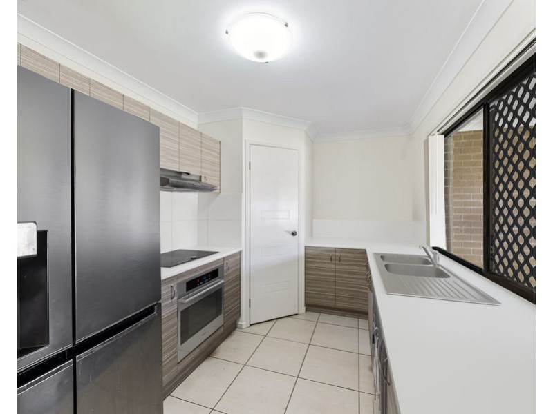 8 Robert Place, Yamanto QLD 4305