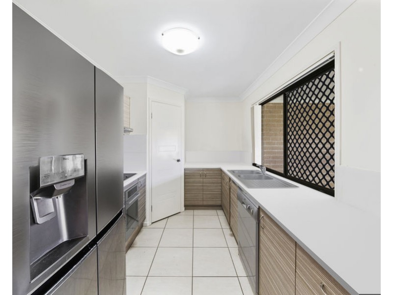 8 Robert Place, Yamanto QLD 4305