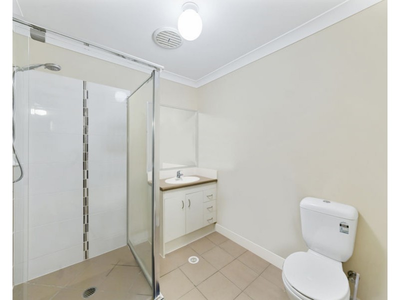 8 Robert Place, Yamanto QLD 4305