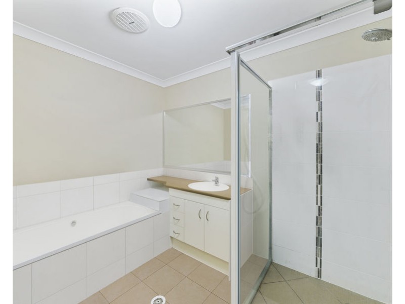 8 Robert Place, Yamanto QLD 4305