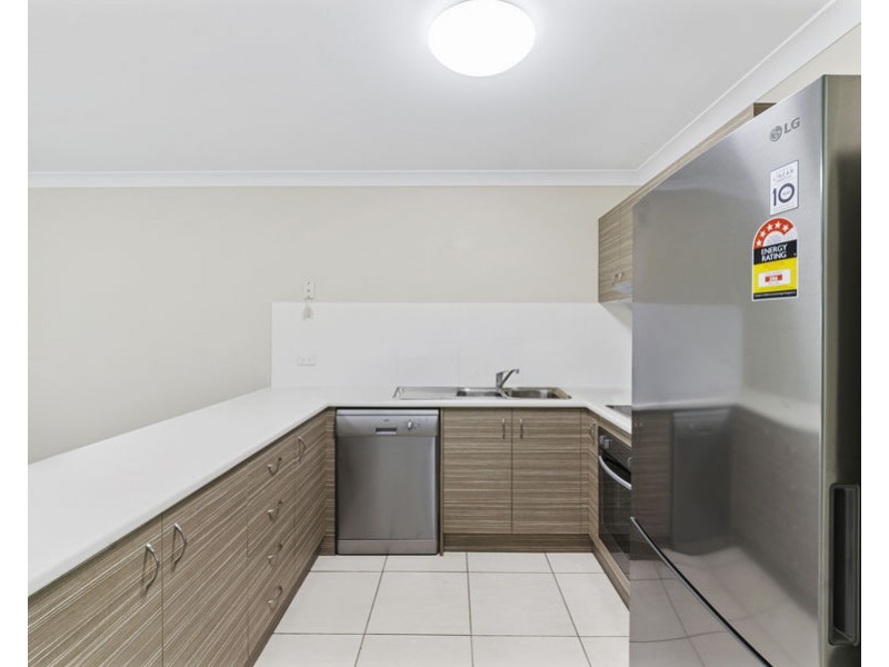 8 Robert Place, Yamanto QLD 4305