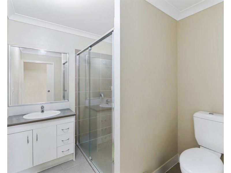 8 Robert Place, Yamanto QLD 4305