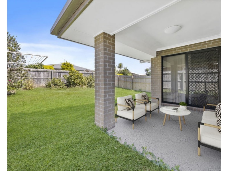 8 Robert Place, Yamanto QLD 4305