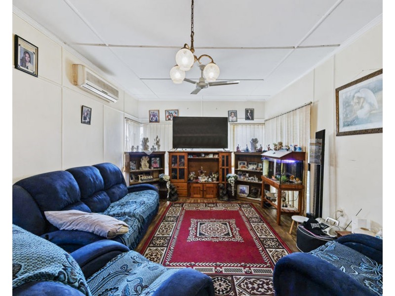 162 South Station Road, Silkstone QLD 4304