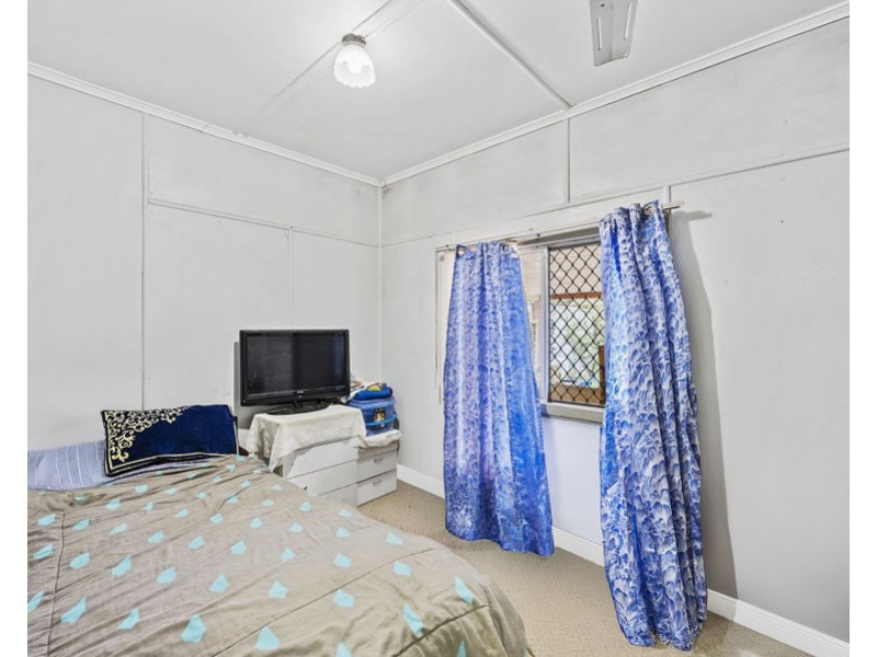 162 South Station Road, Silkstone QLD 4304