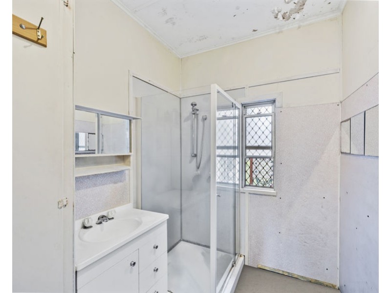 162 South Station Road, Silkstone QLD 4304