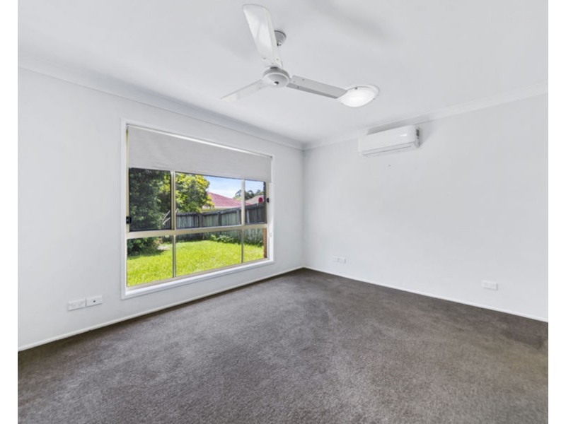 8 Dianthus Place, Flinders View QLD 4305