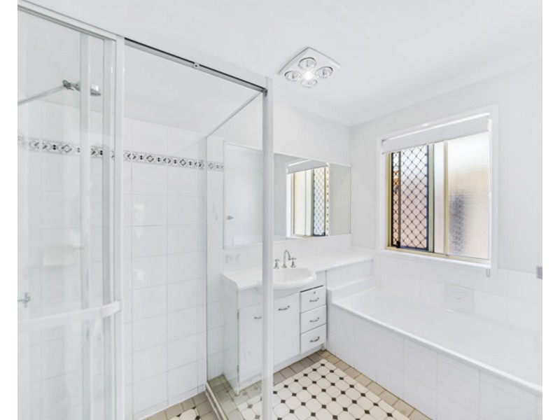 8 Dianthus Place, Flinders View QLD 4305