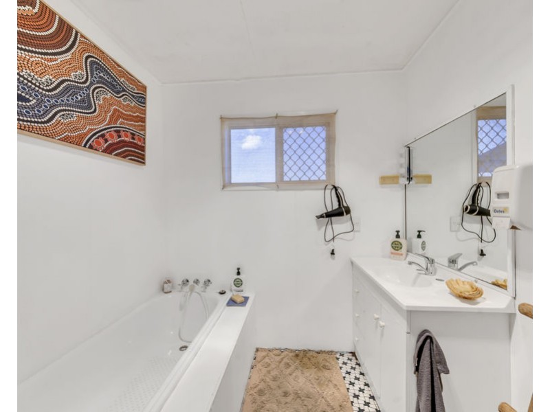 38 Raceview Street, Raceview QLD 4305