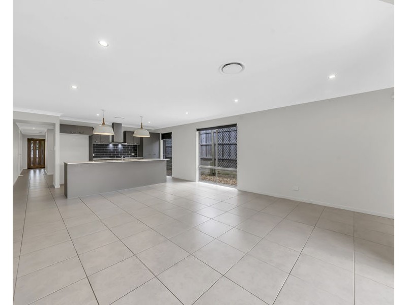 109 Sovereign Drive, Deebing Heights QLD 4306