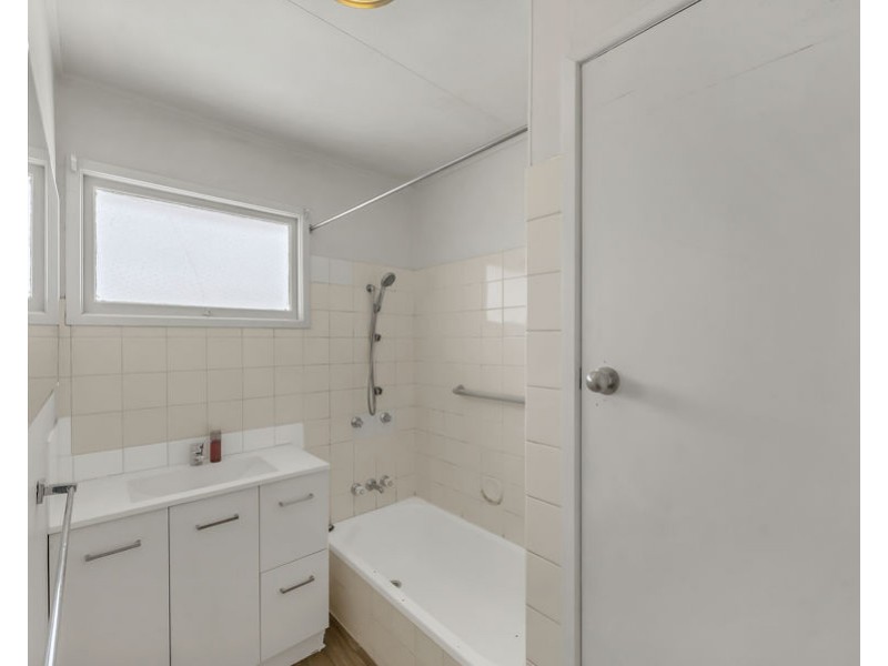 24 Briggs Road, Eastern Heights QLD 4305