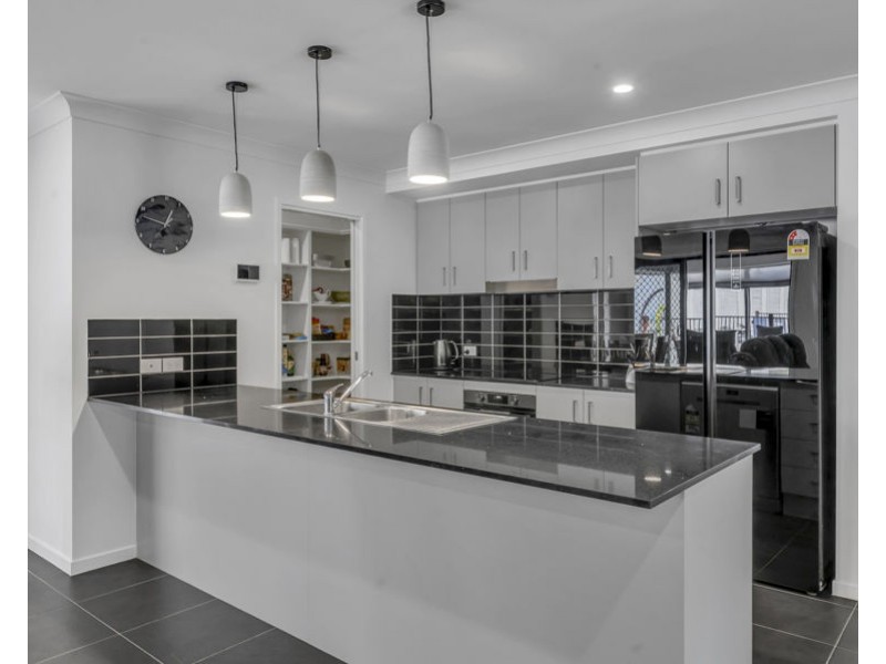 100 Equestrian Drive, Yamanto QLD 4305