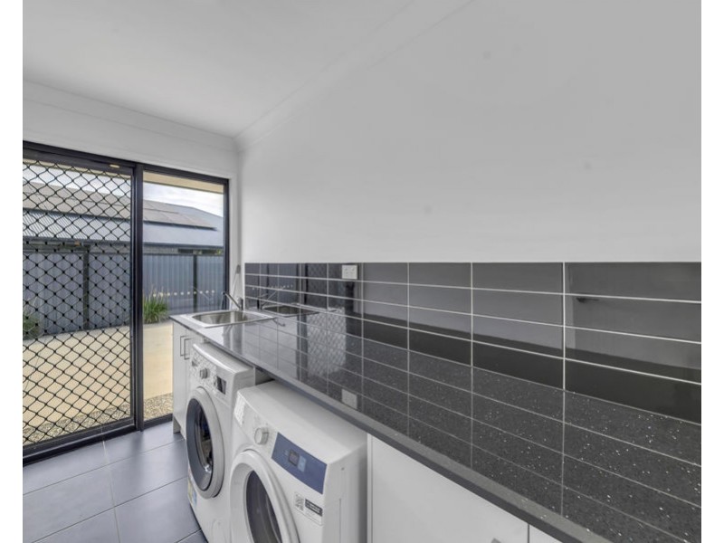 100 Equestrian Drive, Yamanto QLD 4305