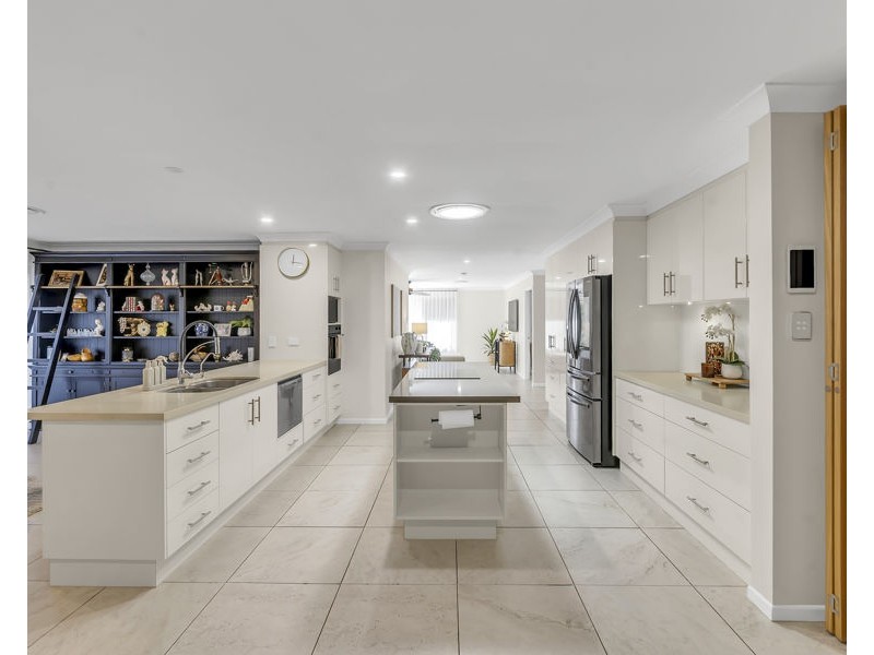 9 Walnut Close, Yamanto QLD 4305