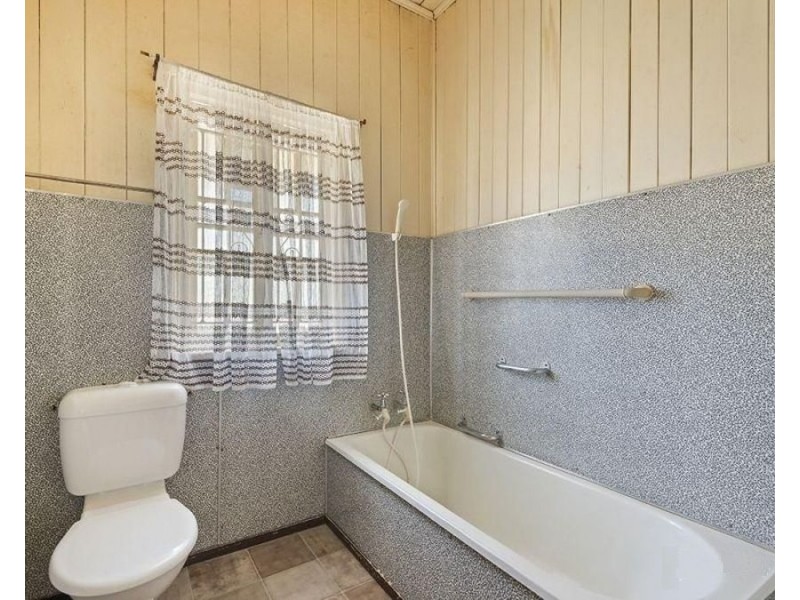20 Cole Street, Booval QLD 4304