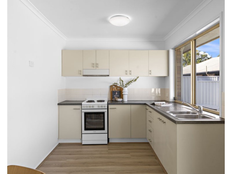 2/9 McDougall Close, Silkstone QLD 4304