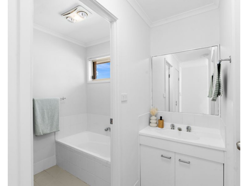 2/9 McDougall Close, Silkstone QLD 4304