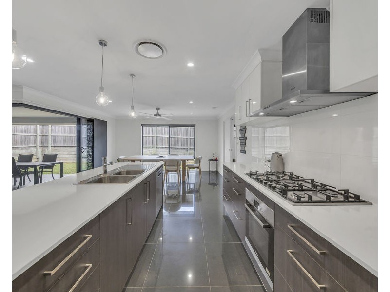 8 Cowie Street, Deebing Heights QLD 4306