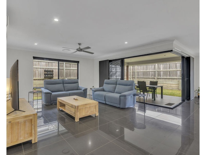 8 Cowie Street, Deebing Heights QLD 4306
