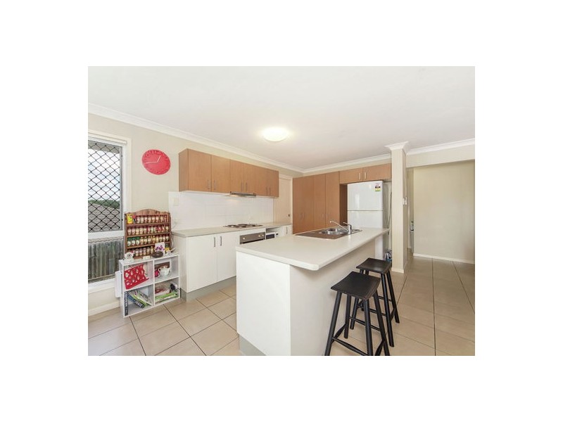 8 Jonathon Place, Flinders View QLD 4305