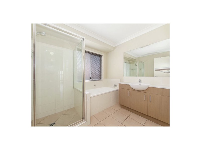 8 Jonathon Place, Flinders View QLD 4305