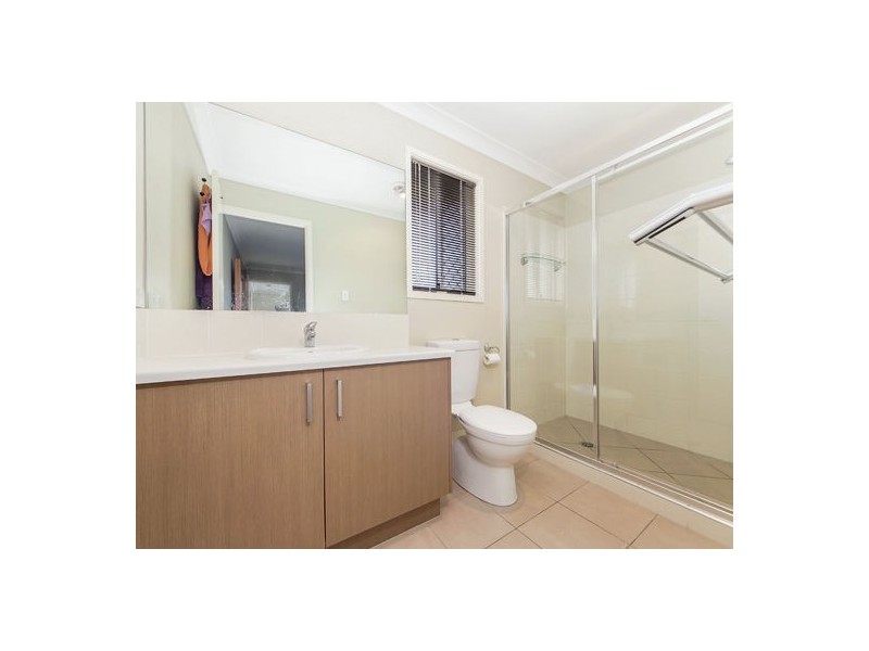 8 Jonathon Place, Flinders View QLD 4305
