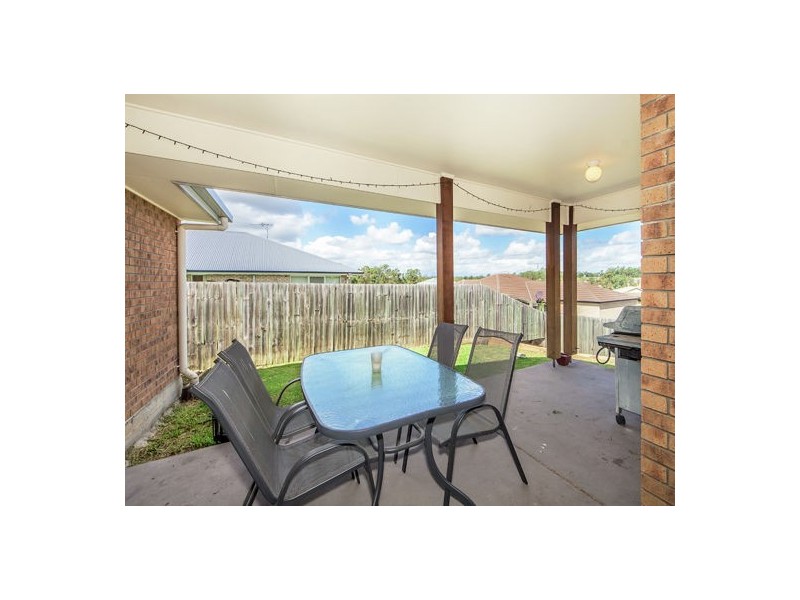 8 Jonathon Place, Flinders View QLD 4305