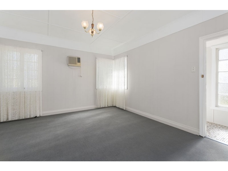 101 Blackstone Road, Silkstone QLD 4304