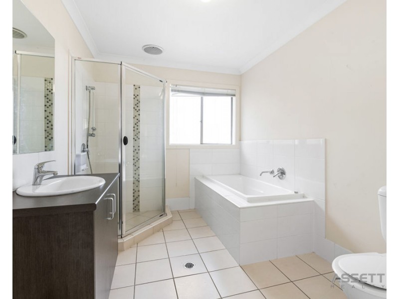 16 Kenneth Drive, Augustine Heights QLD 4300
