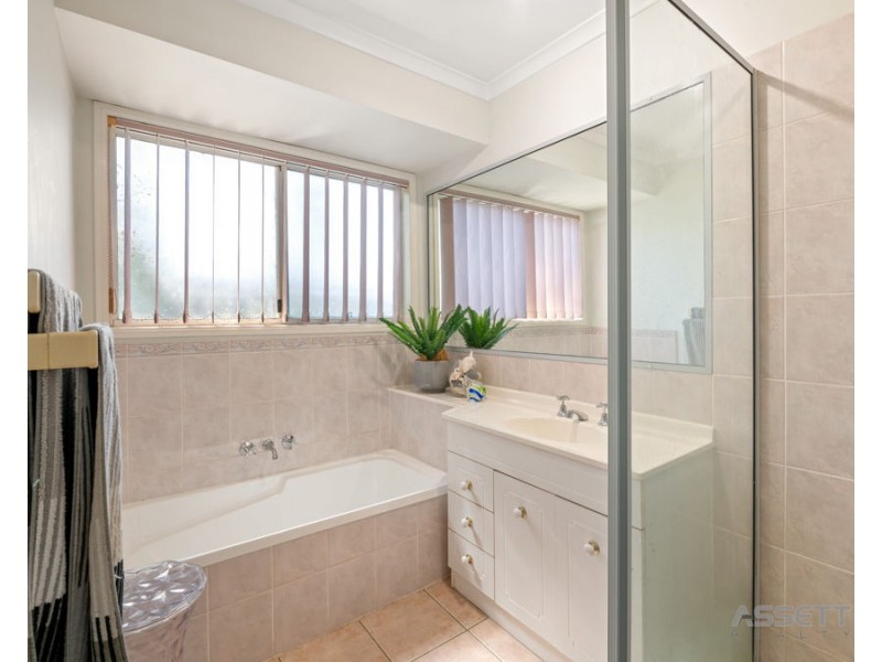 2 Lakewood Court, Flinders View QLD 4305