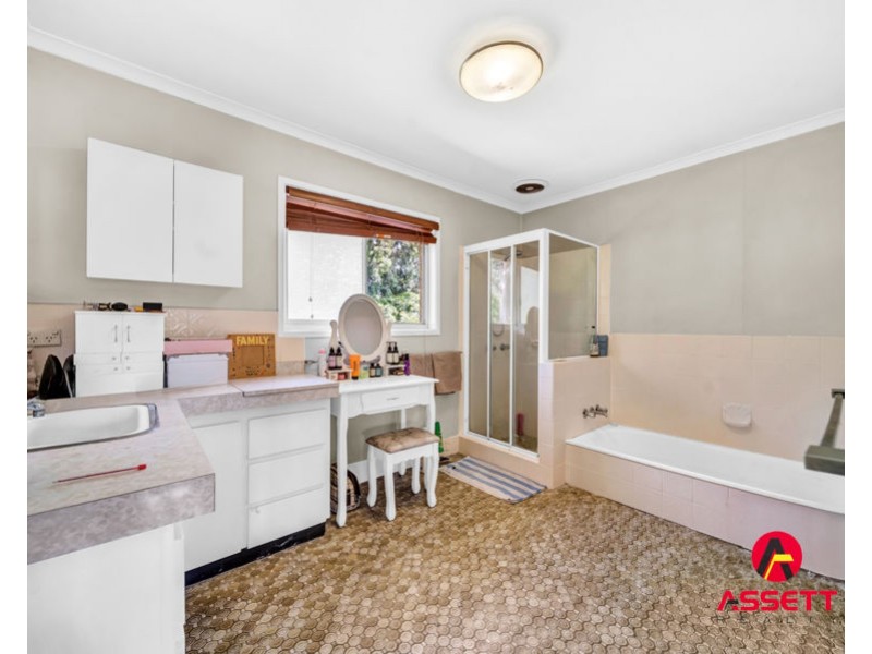 305 Old Logan Road, Camira QLD 4300
