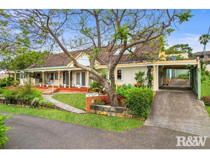 15 Broadwater Street, Point Clare NSW 2250
