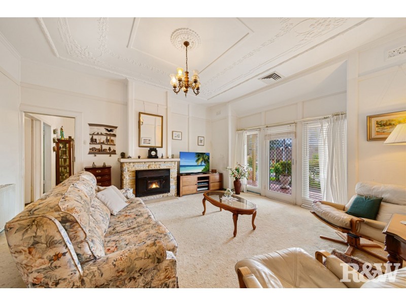 15 Broadwater Street, Point Clare NSW 2250
