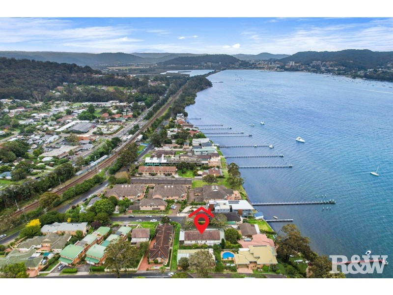 15 Broadwater Street, Point Clare NSW 2250