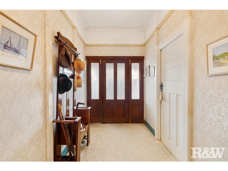 15 Broadwater Street, Point Clare NSW 2250
