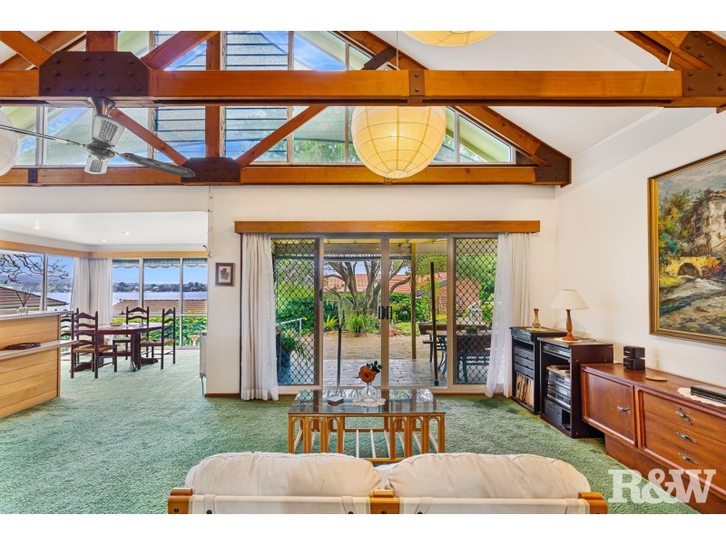 15 Broadwater Street, Point Clare NSW 2250
