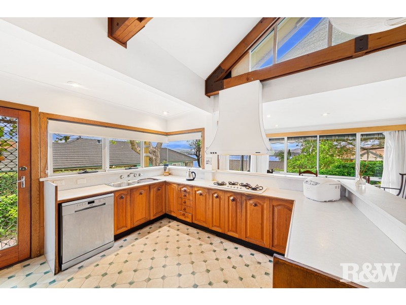 15 Broadwater Street, Point Clare NSW 2250