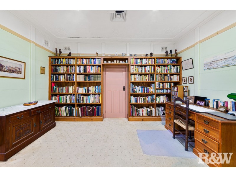 15 Broadwater Street, Point Clare NSW 2250