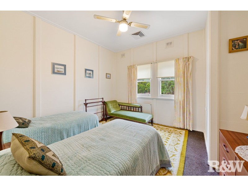 15 Broadwater Street, Point Clare NSW 2250