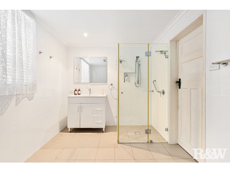 15 Broadwater Street, Point Clare NSW 2250