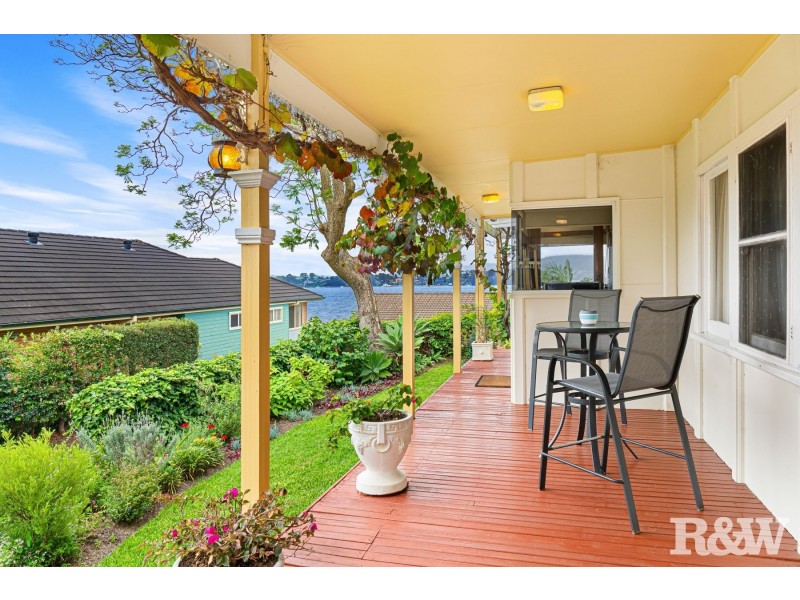 15 Broadwater Street, Point Clare NSW 2250
