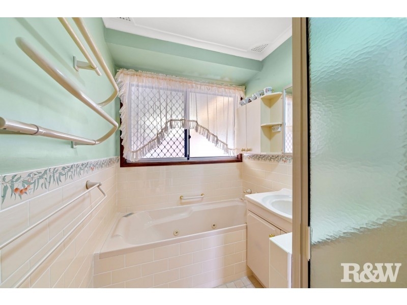 2 Camden Close, Point Clare NSW 2250