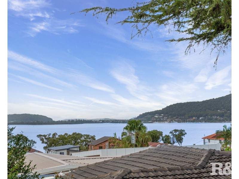 1a Noonan  Point Ave, Point Clare NSW 2250