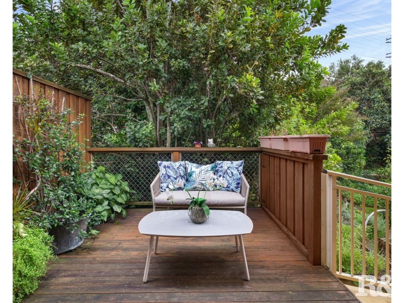1a Noonan  Point Ave, Point Clare NSW 2250