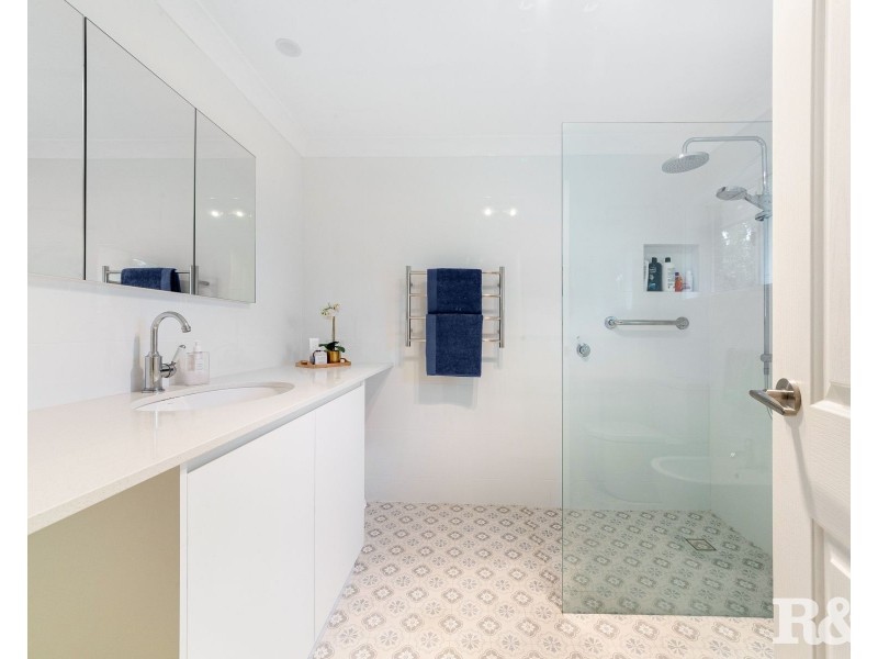 1a Noonan  Point Ave, Point Clare NSW 2250