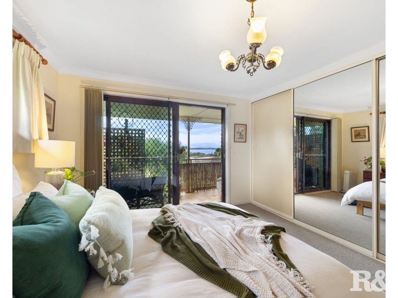 1a Noonan  Point Ave, Point Clare NSW 2250