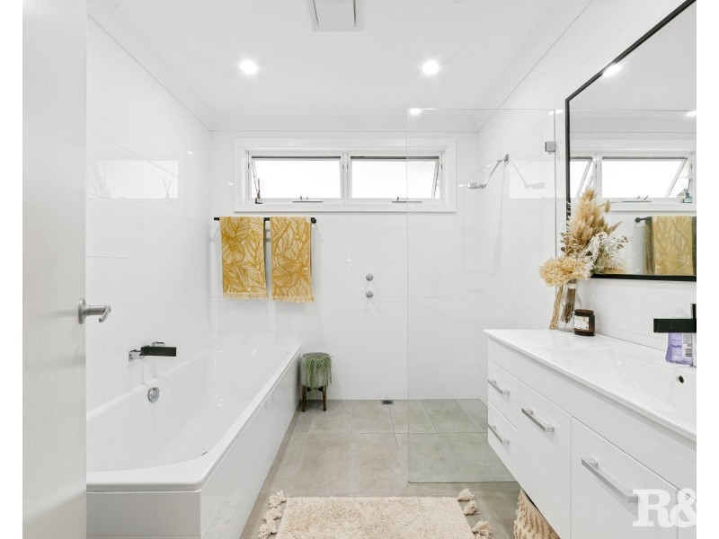 10 Vee Jay Place, Tascott NSW 2250