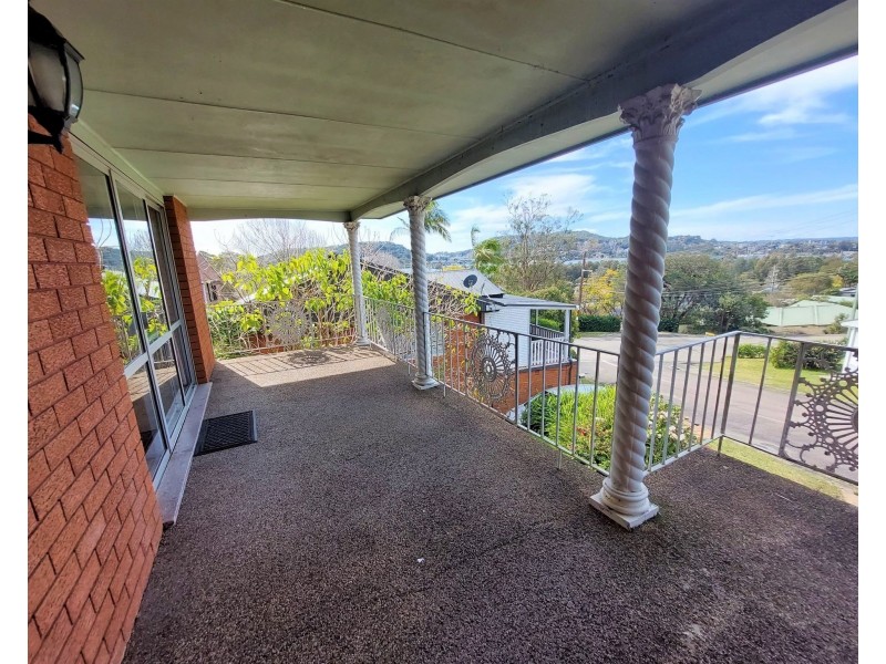 1 Lorraine Avenue, Point Clare NSW 2250
