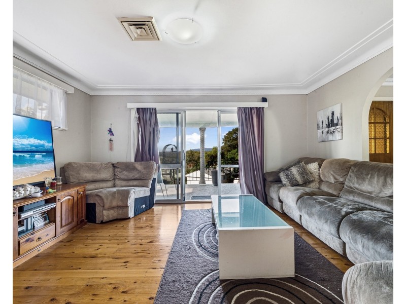 1 Lorraine Avenue, Point Clare NSW 2250